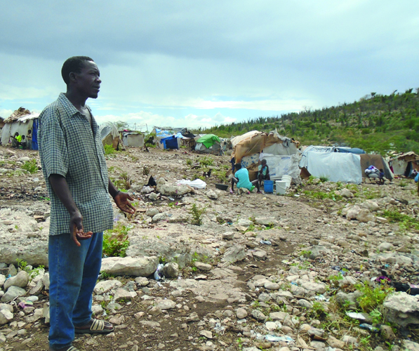 Danilo lebt mit seiner Frau und sechs kleinen Kindern in dem Lager. Sie flohen vor rassistischen Übergriffen in der Dominikanischen Republik, finden aber auch in Haiti keinen Platz.