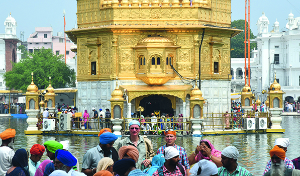 Der „Goldene Tempel“ in Amritsar ist ein zentraler Ort für die Sikhs, andere Regionen sind vom Buddhismus geprägt, dessen Klöster sich nicht um Nachwuchs sorgen müssen. Doch das Miteinander der Religionen ist nicht immer friedlich. Indiens Gesellschaft ist