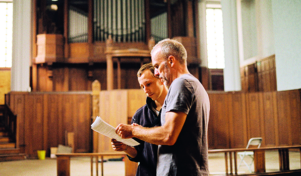 Volker Klein (rechts) ist Pfarrer in der benachbarten Kirche, die im Mai wieder eröffnet werden soll.