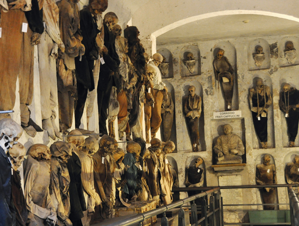 Tote in zwei bis drei Etagen: Die meisten Mumien in Palermo zeigen starke Verwesungsspuren.