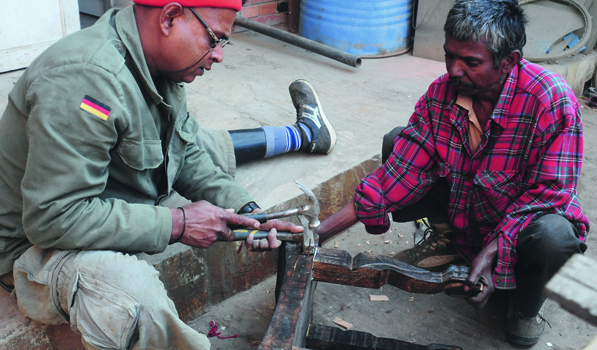 Geschickt reparieren Shanti-Patienten alte Möbel für den Eigenbedarf.