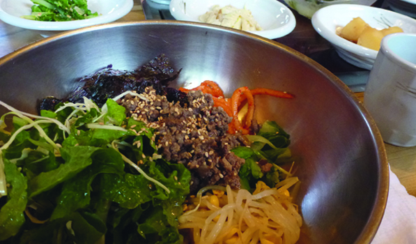 Gut durchgerührt wird Bibimbap, die koreanische Variante des Eintopfs.