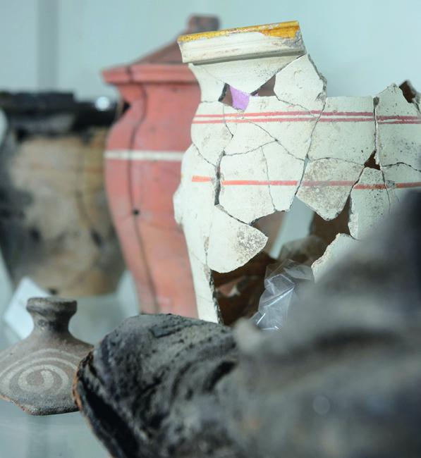 Zahlreiche Fundstücke brachte die Renovierung ans Tageslicht. Sie sind nun in einem kleinen Museum im Haus zu besichtigen. Auch die ehemalige Mikwe wurde wieder freigelegt, ebenso die Frauenempore im Gebetsraum.