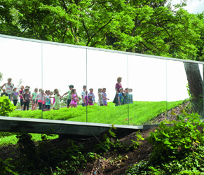 Die Kinder einer nichtkirchlichen Kindertagesstätte  spiegeln sich in der Installation auf dem Bunkerberg.
