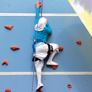 Sie gehört zu Deutschland: Ein muslimisches Mädchen an der Kletterwand. Foto: dpa/Karl-Heinz Hick