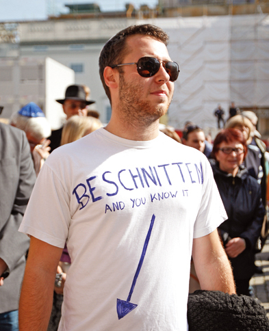 Im September protestierten auf dem Berliner Bebelplatz Juden und Protestanten gegen das Urteil des Kölner Landgerichts. Foto: dpa/Florian Schuh