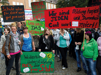 Schüler freier Schulen demonstrieren vor dem brandenburgischen Landtag in Potsdam gegen die Sparpläne der Landesregierung. Foto: Patrick Pleul