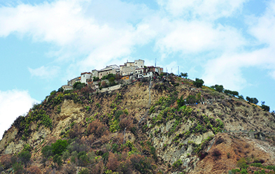 Das Dorf Tarsia auf einem Hügel in Kalabrien. Foto: Robert Stumberger