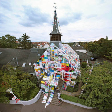 Protest mit Plastik: Dreitausend Tüten verhüllen die Fassade der evangelischen Johanneskirche in Bonn. Foto: epd/ Karl Pfleging