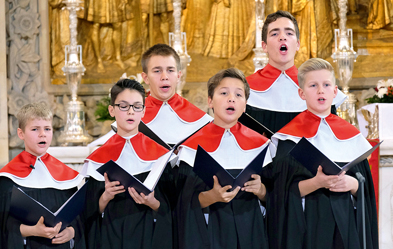 Die Kruzianer sangen bei der lutherischen Messe, die zum Auftakt der EKD-Synode in der Dresdner Kreuzkirche gefeiert wurde. Foto: epd/ Norbert Neetz