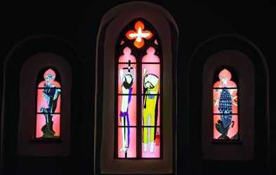 Mitte: Fenster „Dreifaltigkeit“ von Andreas Skorupa aus dem Zyklus „Unbegreiflichkeit Gottes“ in der Marienkirche Rüdesheim-Aulhausen. Foto: epd